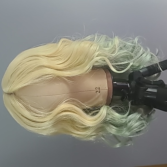 Custom dyed Synthetic blonde wig - Picture 4 of 10